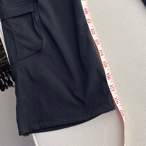 Lululemon (8) capris, in black, with soft waist and 6 pockets! - Picture 6 of 6